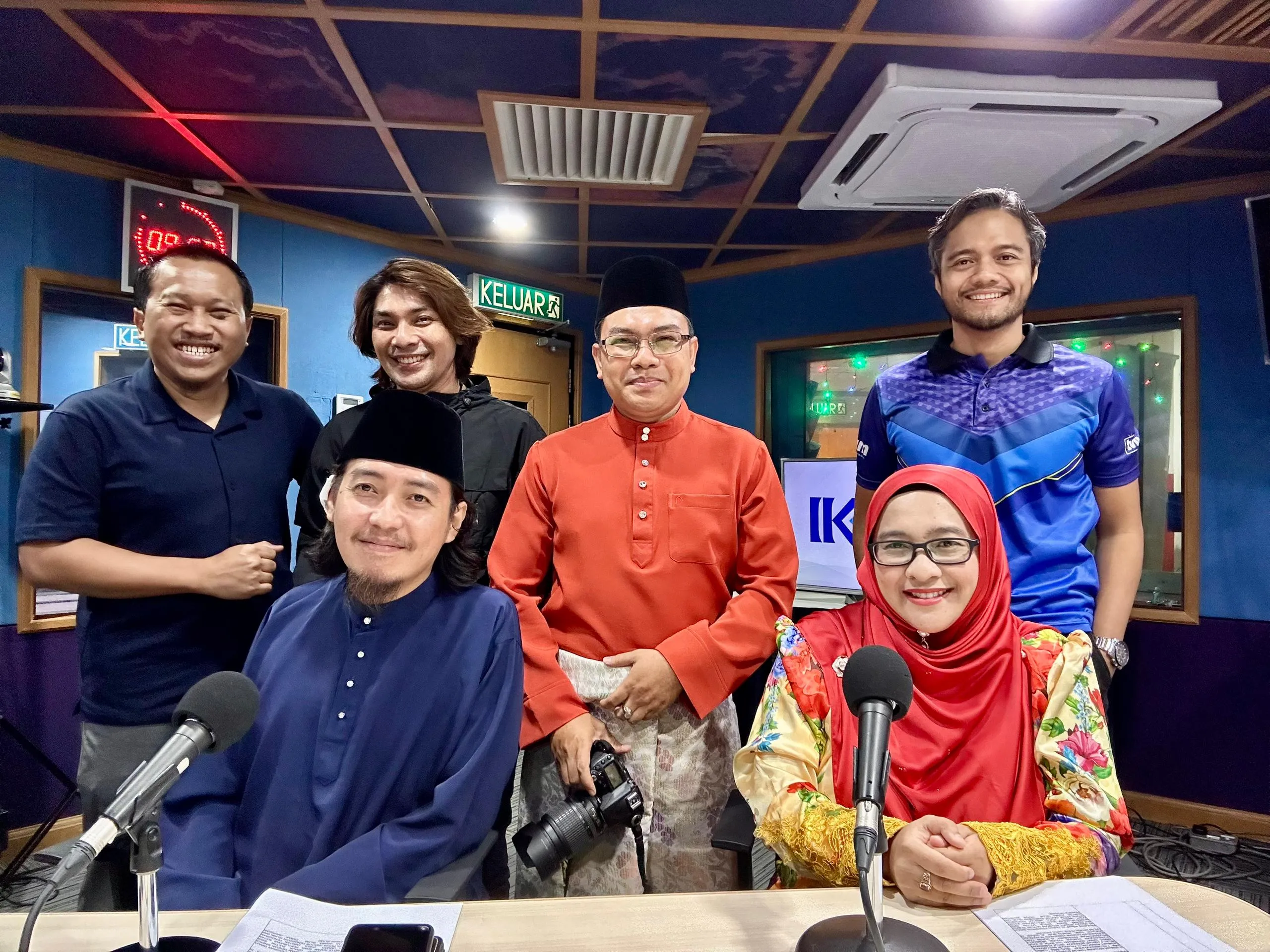 Barisan penganjur dan tetamu di studio IKIM.fm