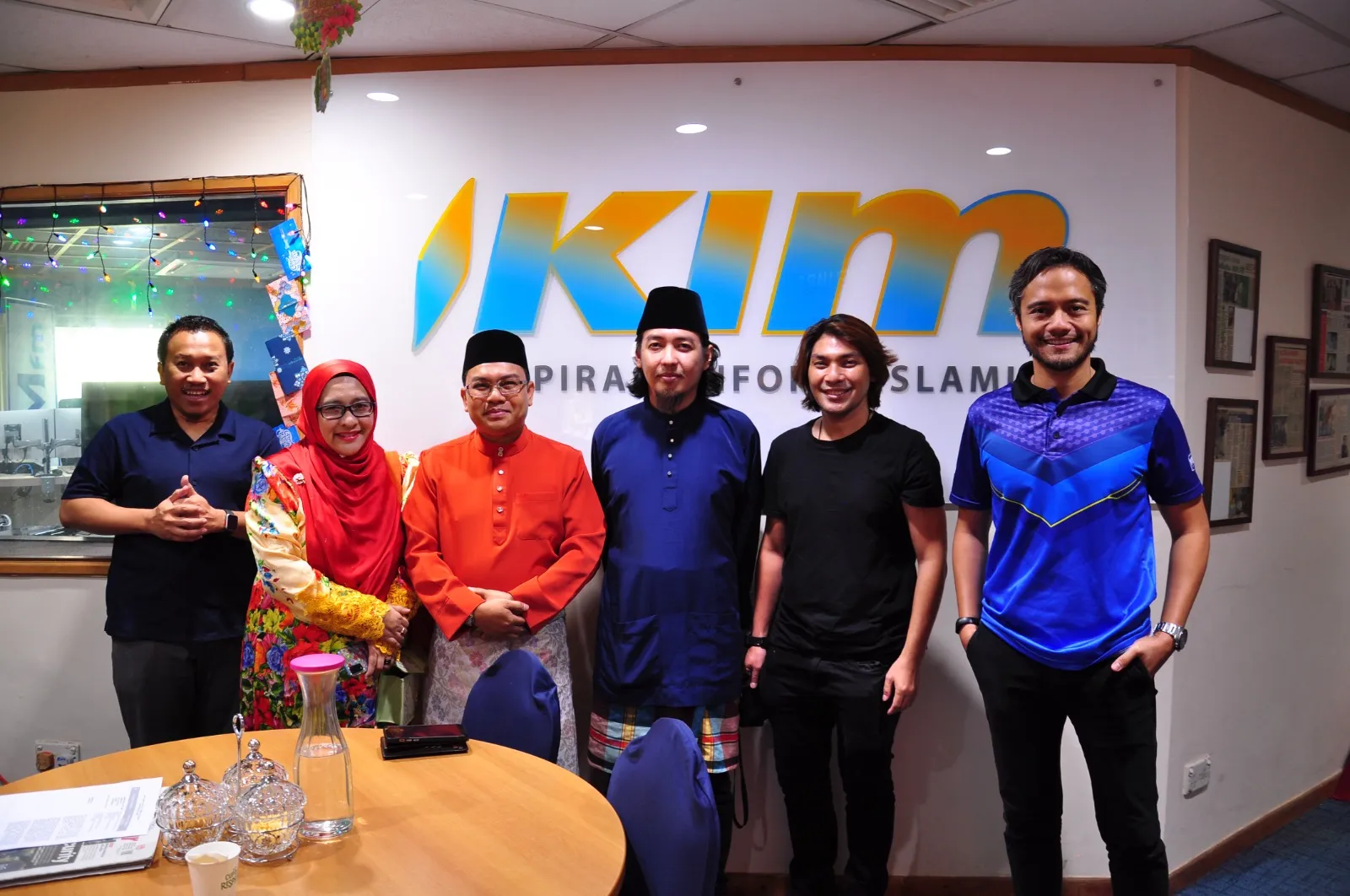 Penganjur bergambar di hadapan logo IKIM