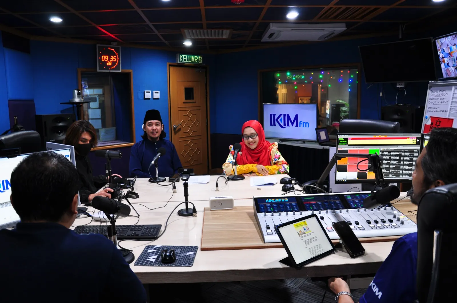 Suasana studio ketika siaran langsung